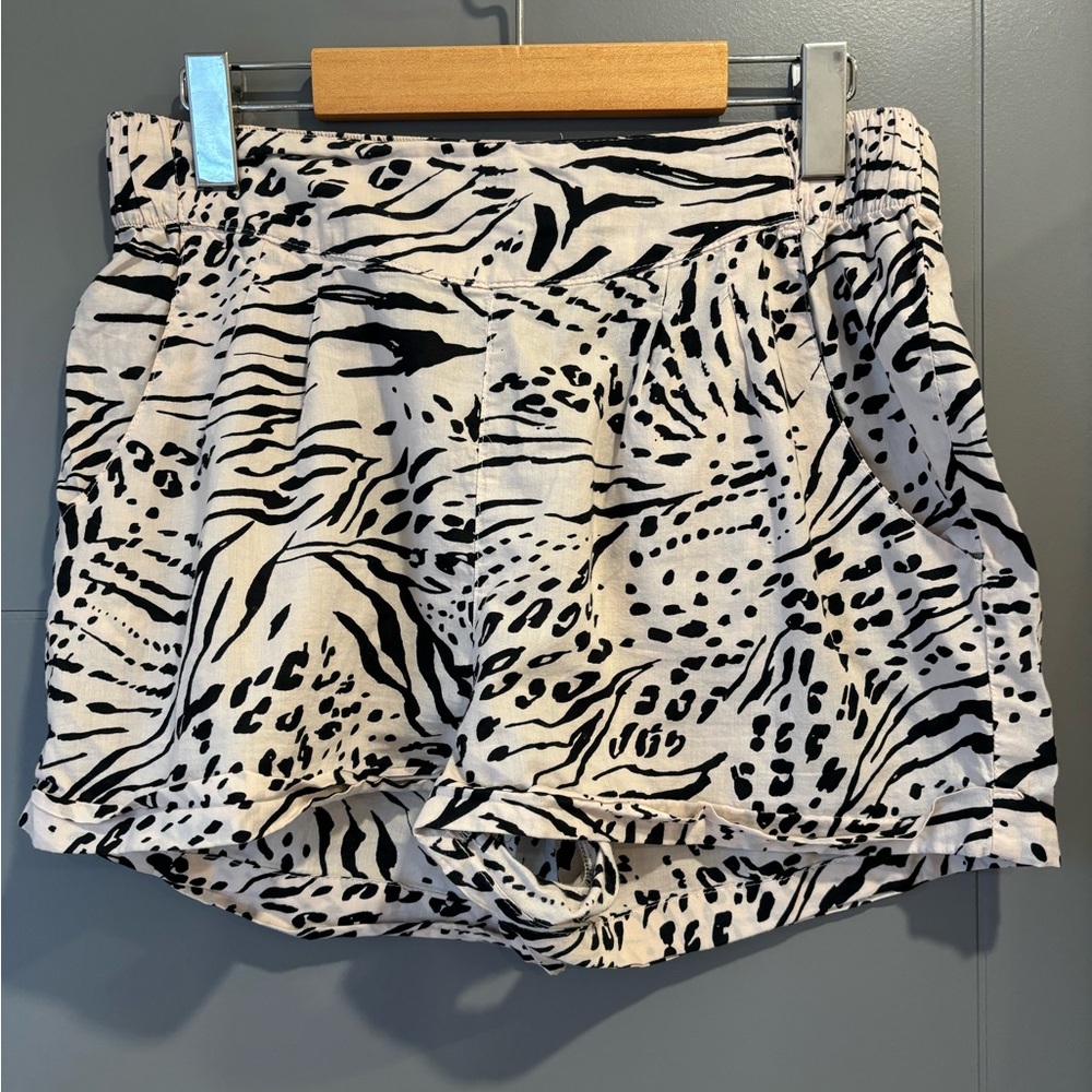 🖤 3/$15 - H&M Animal Print Shorts